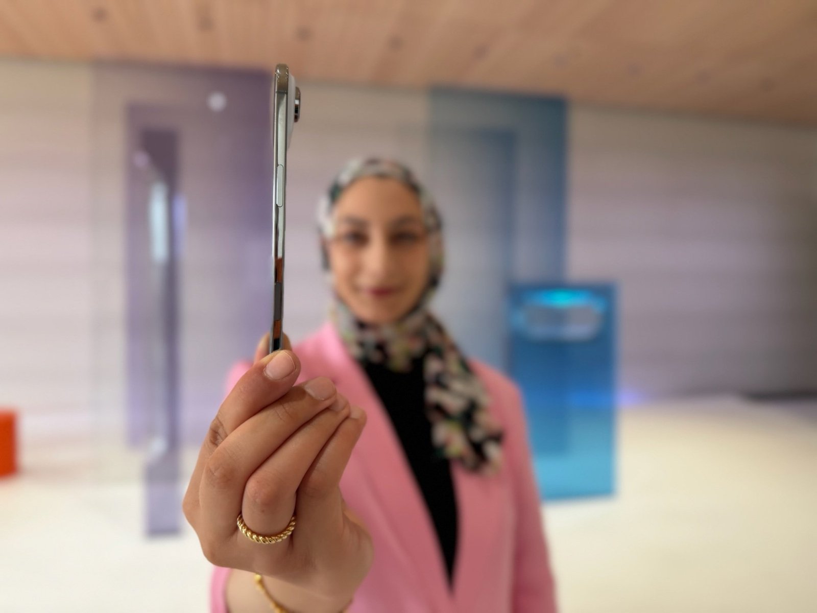 CNET's Abrar Al-Heeti holds the iPhone Air.