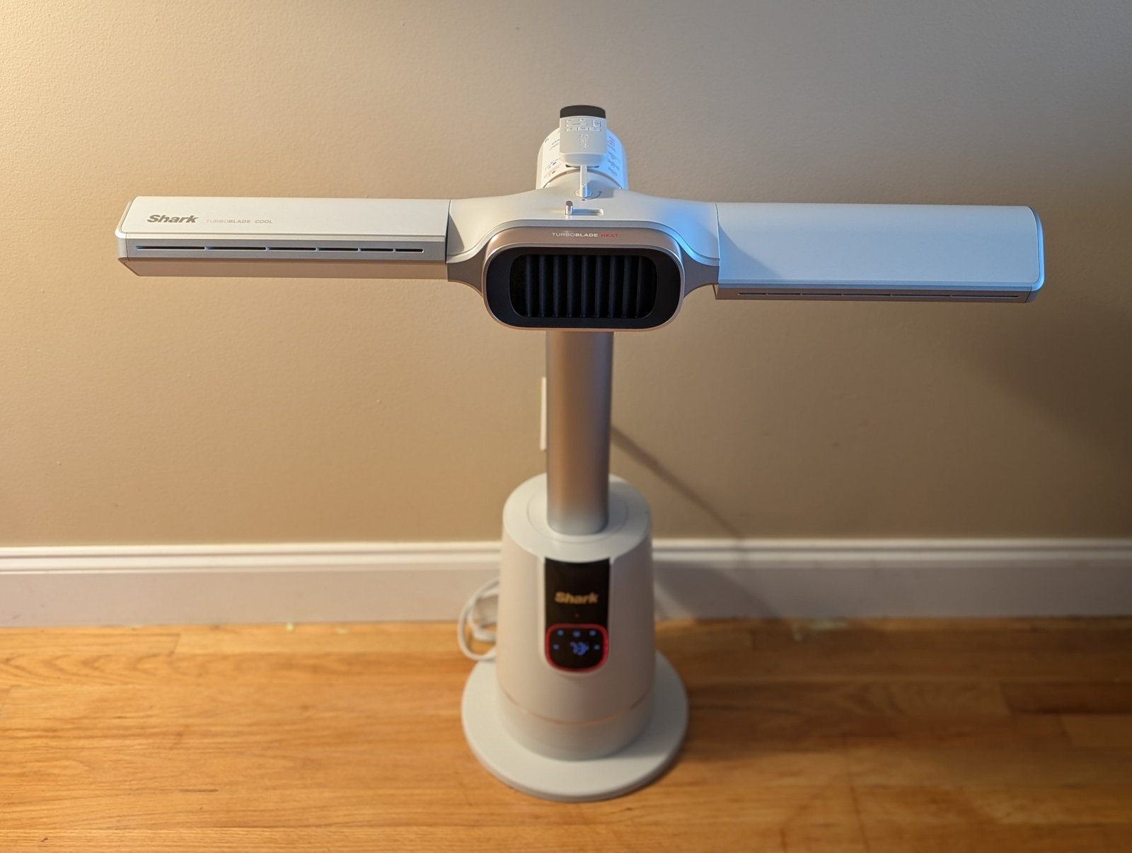 the shark turboblade heat + cool with arms blowing in different directions