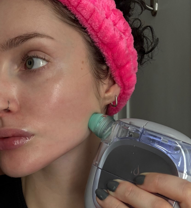 Leah using Shark FacialPro Glow to extract pores near her jaw